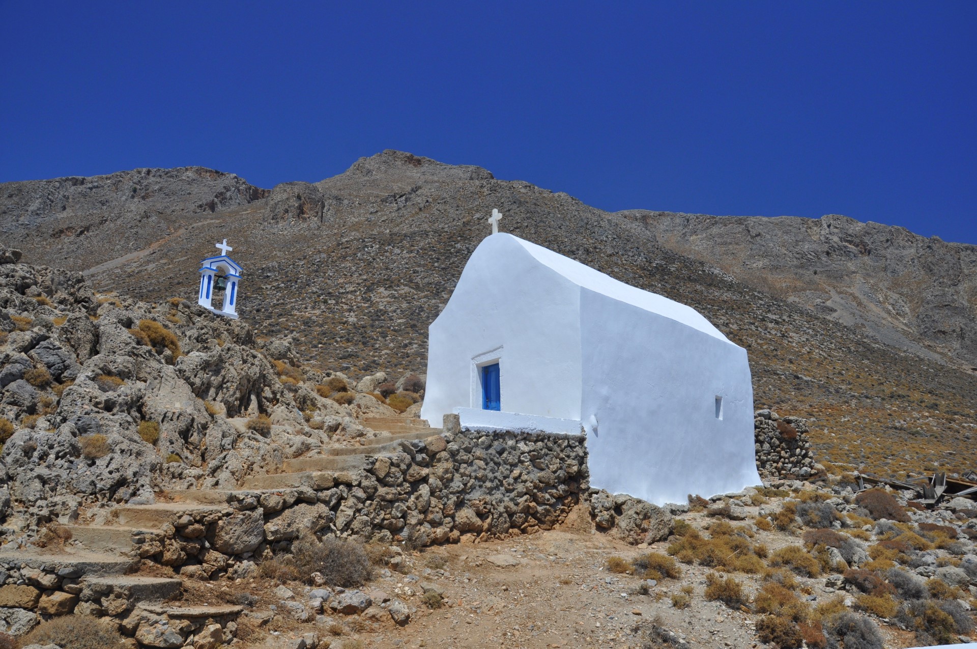 Ο Τίμιος Σταυρός πάνω στα ερείπια κούλε